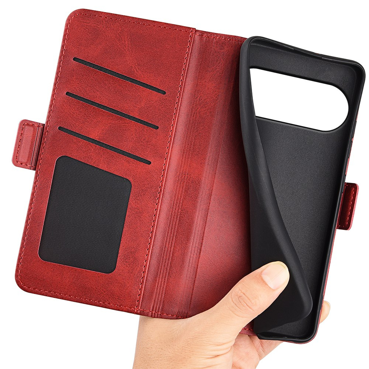 Eine rote Leder-Klapphülle für Smartphones mit Kartenschlitzen und schwarzem Silikonrahmen wird in einer Hand gehalten.