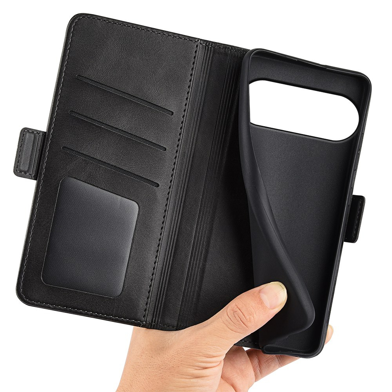 Eine Hand hält eine offene schwarze Handytasche aus Leder mit Kartenfächern und Halterung.