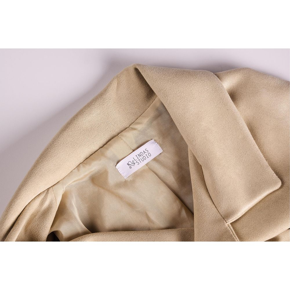 Nahaufnahme des Kragens einer beigen Wildlederjacke mit einem weißen Etikett mit der Aufschrift LINDAS STUDIO.