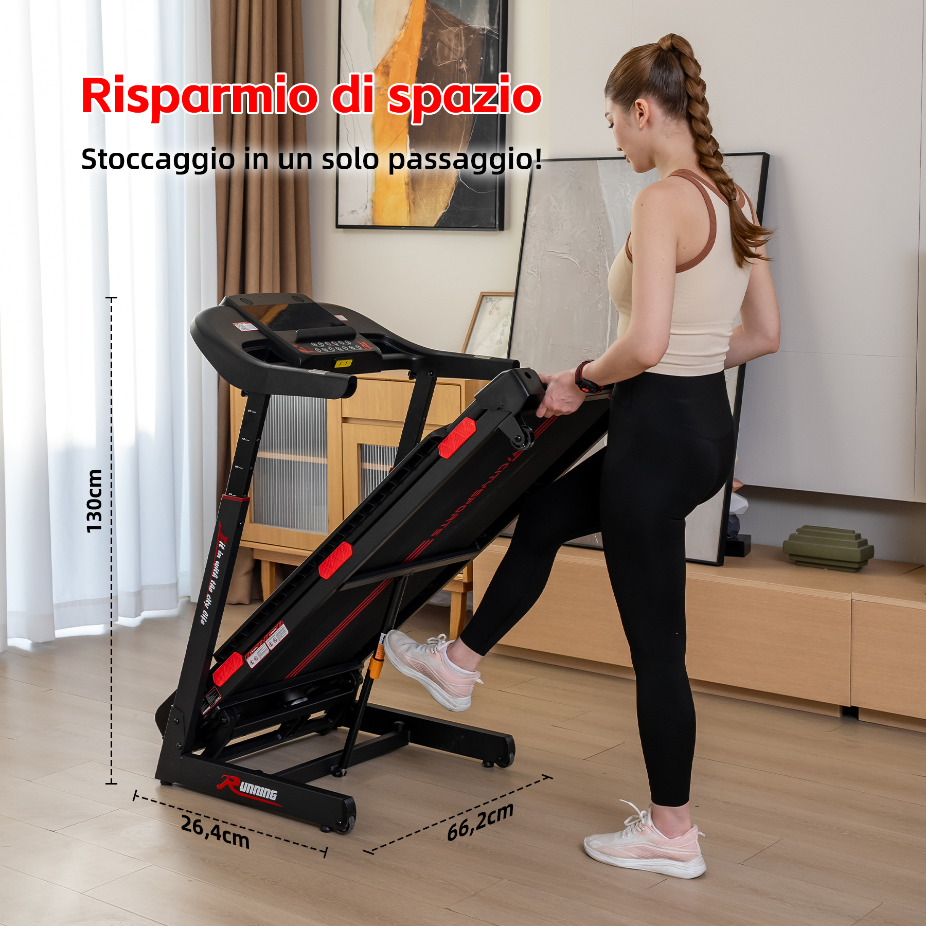 Una donna piega un tapis roulant nero in una stanza, con frecce di dimensione che ne mostrano altezza e larghezza.