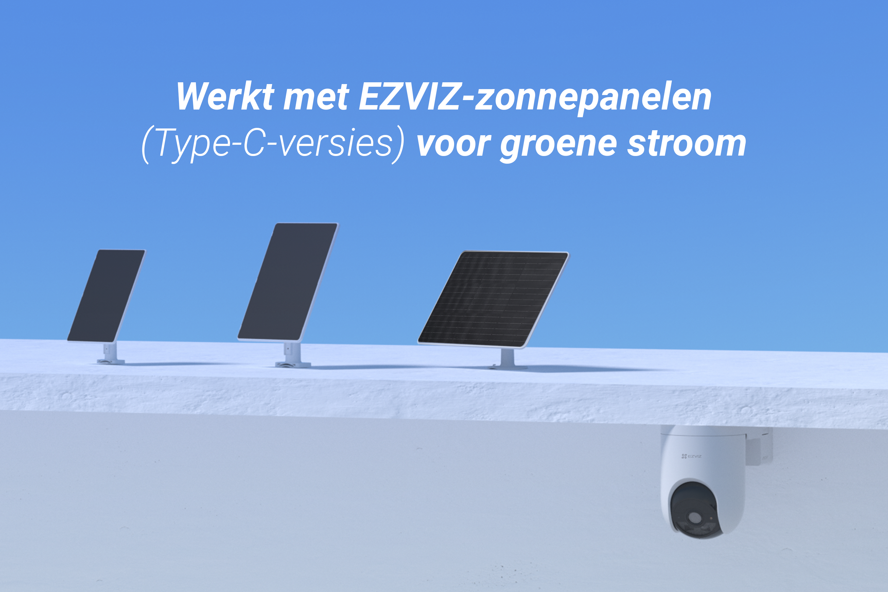 Drie verschillende zonnepanelen staan op een wit oppervlak onder een blauwe lucht, met een beveiligingscamera daaronder.