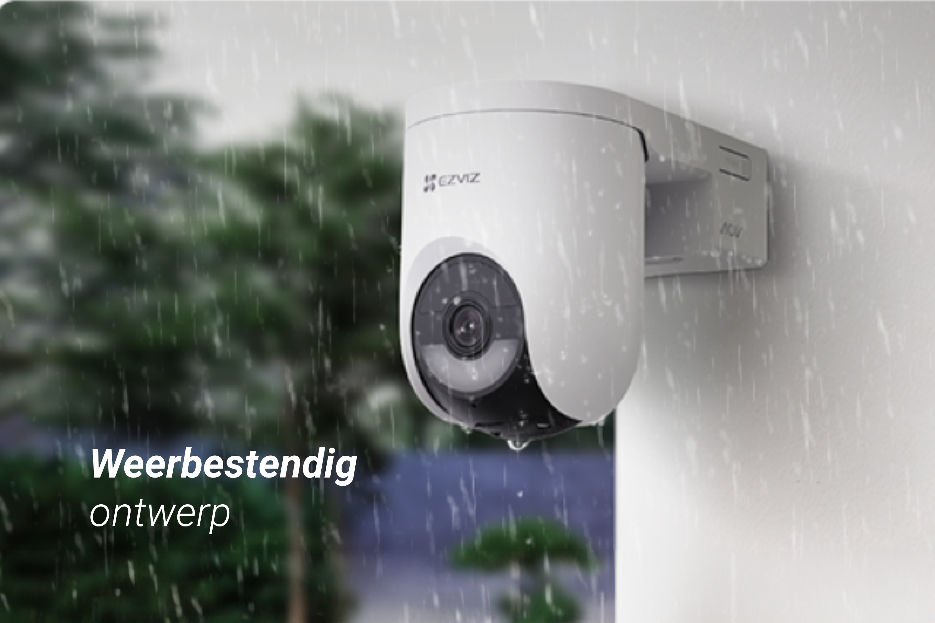 Weersbestendige witte beveiligingscamera aan een muur in de regen.