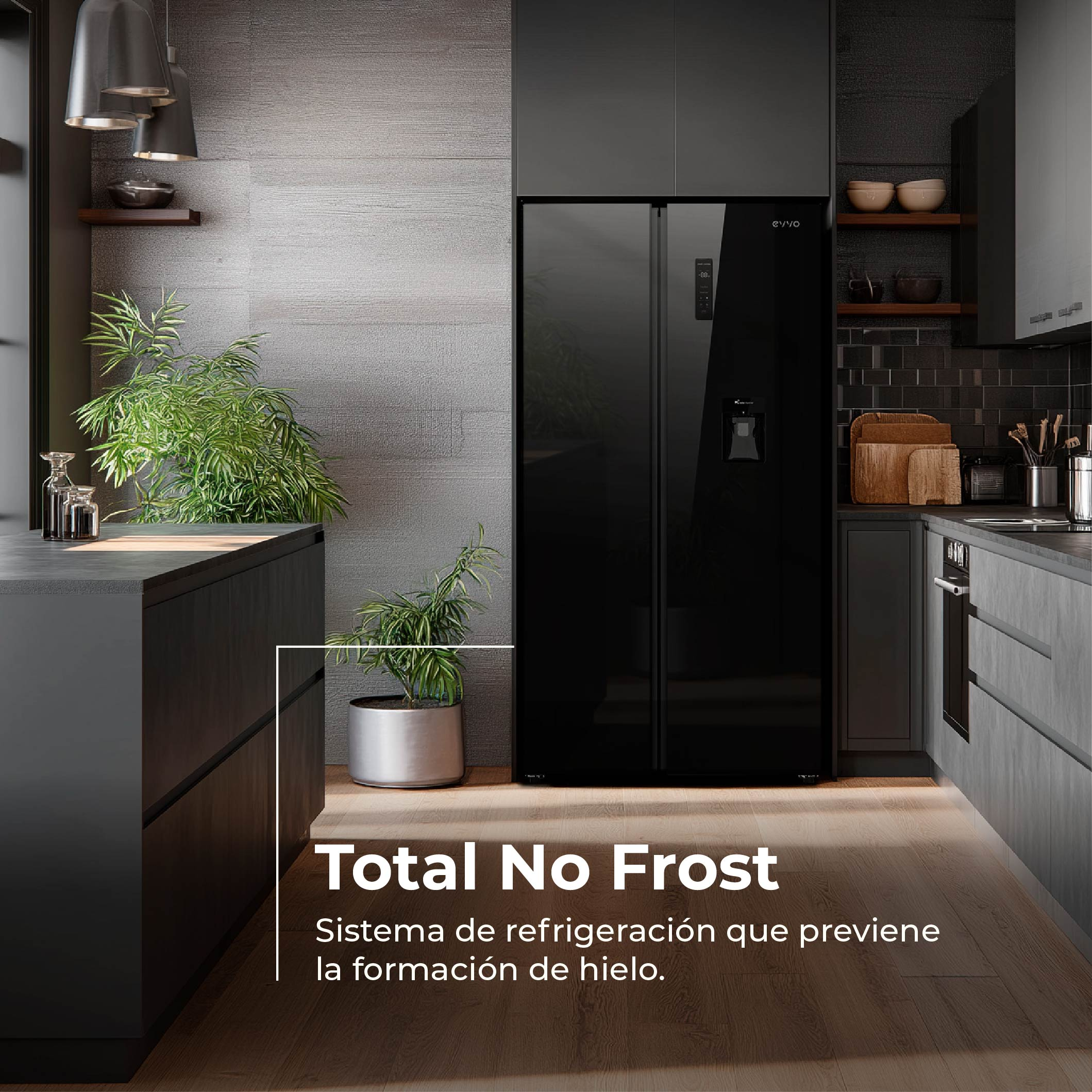 Cocina moderna con frigorífico negro elegante, suelos de madera, armarios grises y plantas de interior.