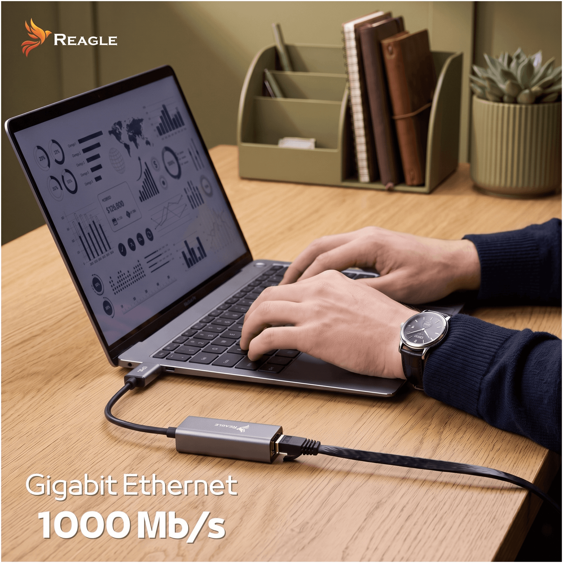 Osoba pisząca na laptopie na drewnianym biurku z podłączonym hubem USB-C i kablem Ethernet.
