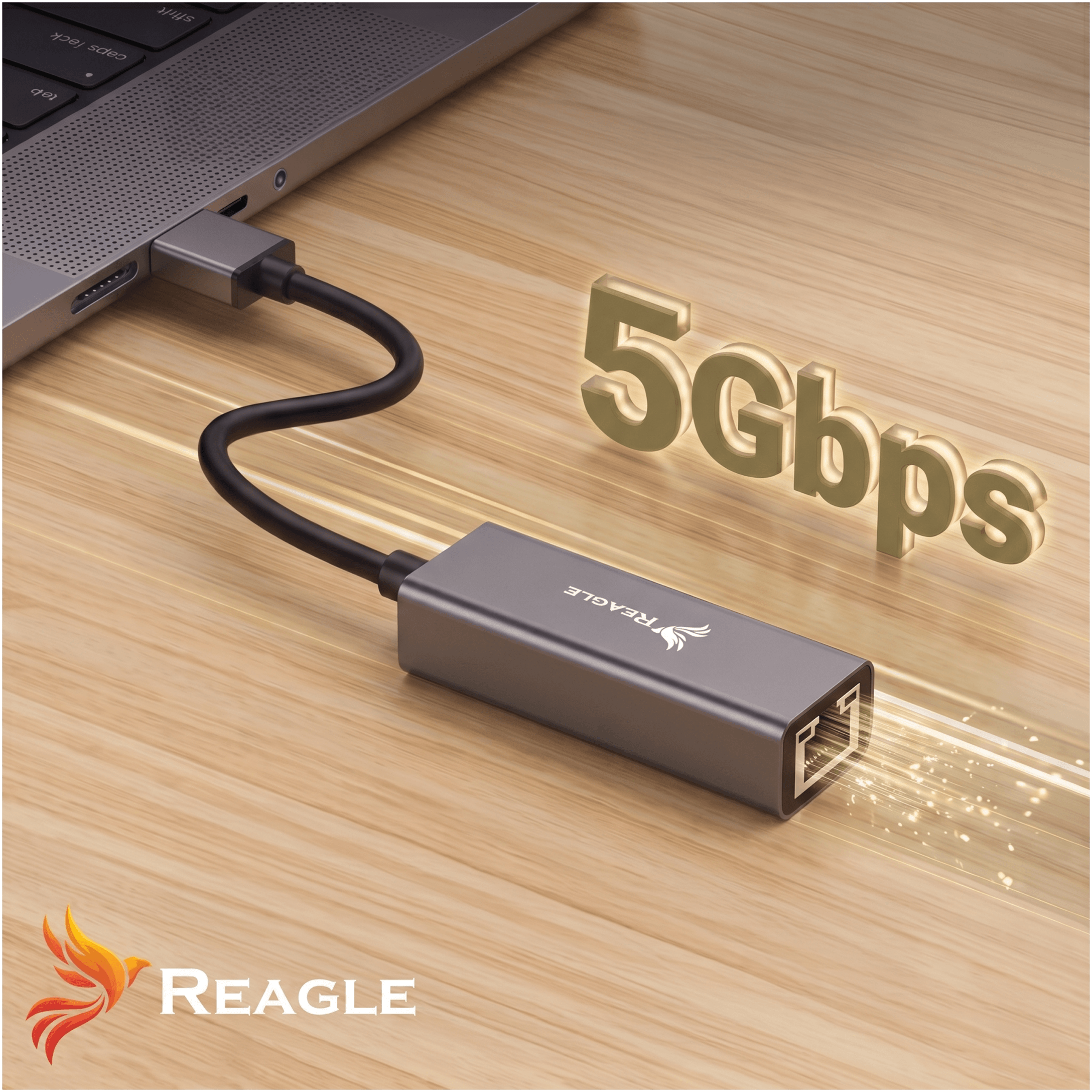 Adapter Ethernet jest podłączony do laptopa, z napisem 5Gbps na drewnianej powierzchni.