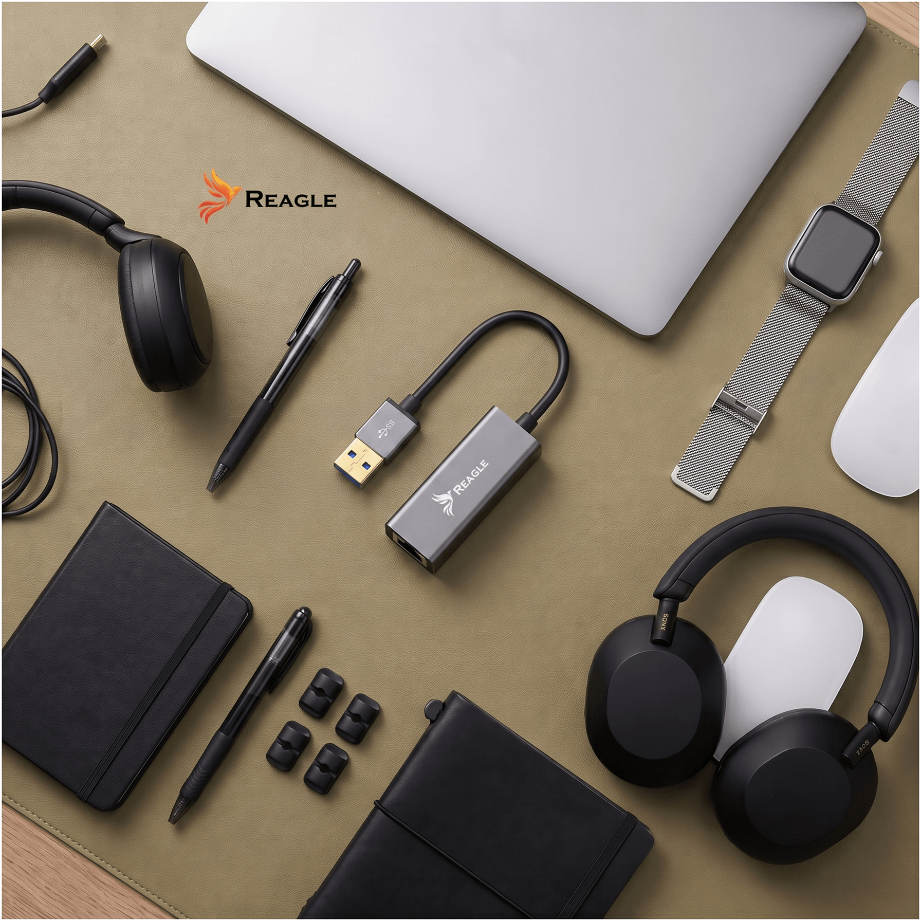 Widok z góry na koncentrator USB-C na biurku z laptopem, słuchawkami, notesami i smartwatchem.
