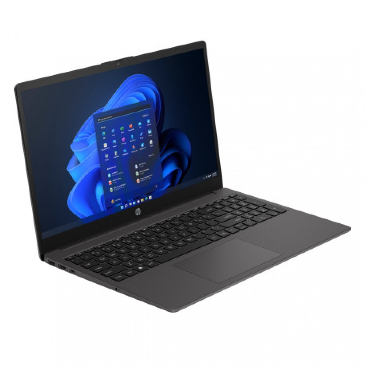 Beyaz arka plan üzerinde açık ekranı ve mavi Windows duvar kağıdı olan gri bir dizüstü bilgisayar.