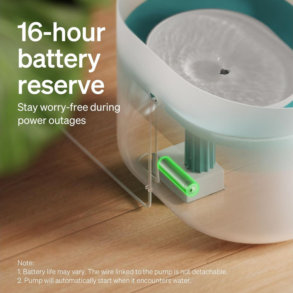 Haustier-Trinkbrunnen aus Kunststoff mit integrierter Batterie auf Holzoberfläche.