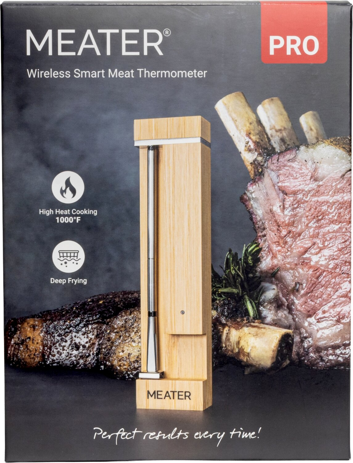 Scatola del termometro per carne wireless Meater Pro con blocco in bambù e sonda, con carne sullo sfondo.