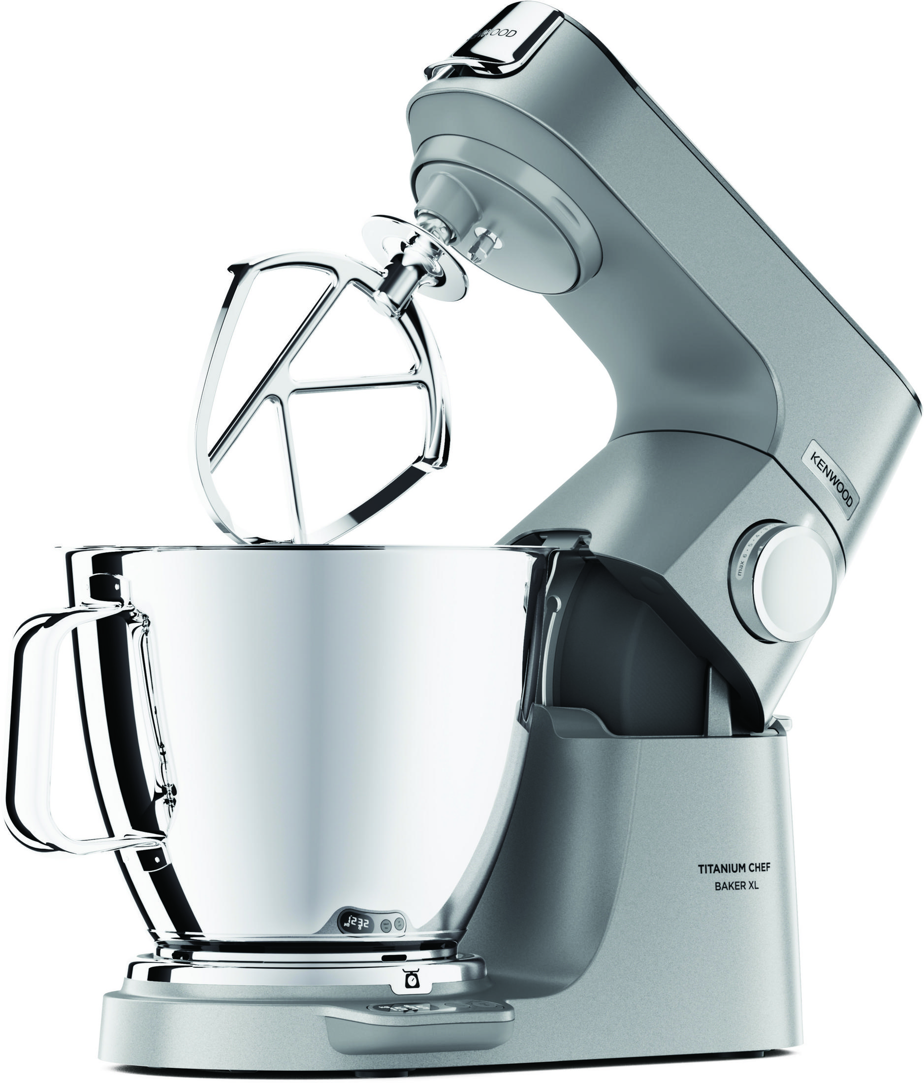 Eine silberne Kenwood Titanium Chef Baker XL Küchenmaschine mit Chromschüssel und Rührkuchenaufsatz vor weißem Hintergrund.