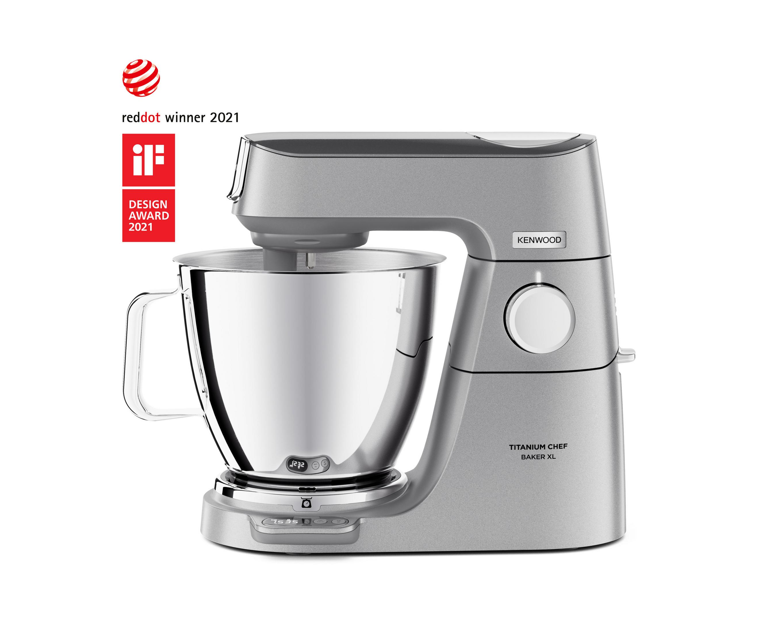 Eine silberne Kenwood Titanium Chef Baker XL Küchenmaschine mit Rührschüssel und roten Design-Preisen.