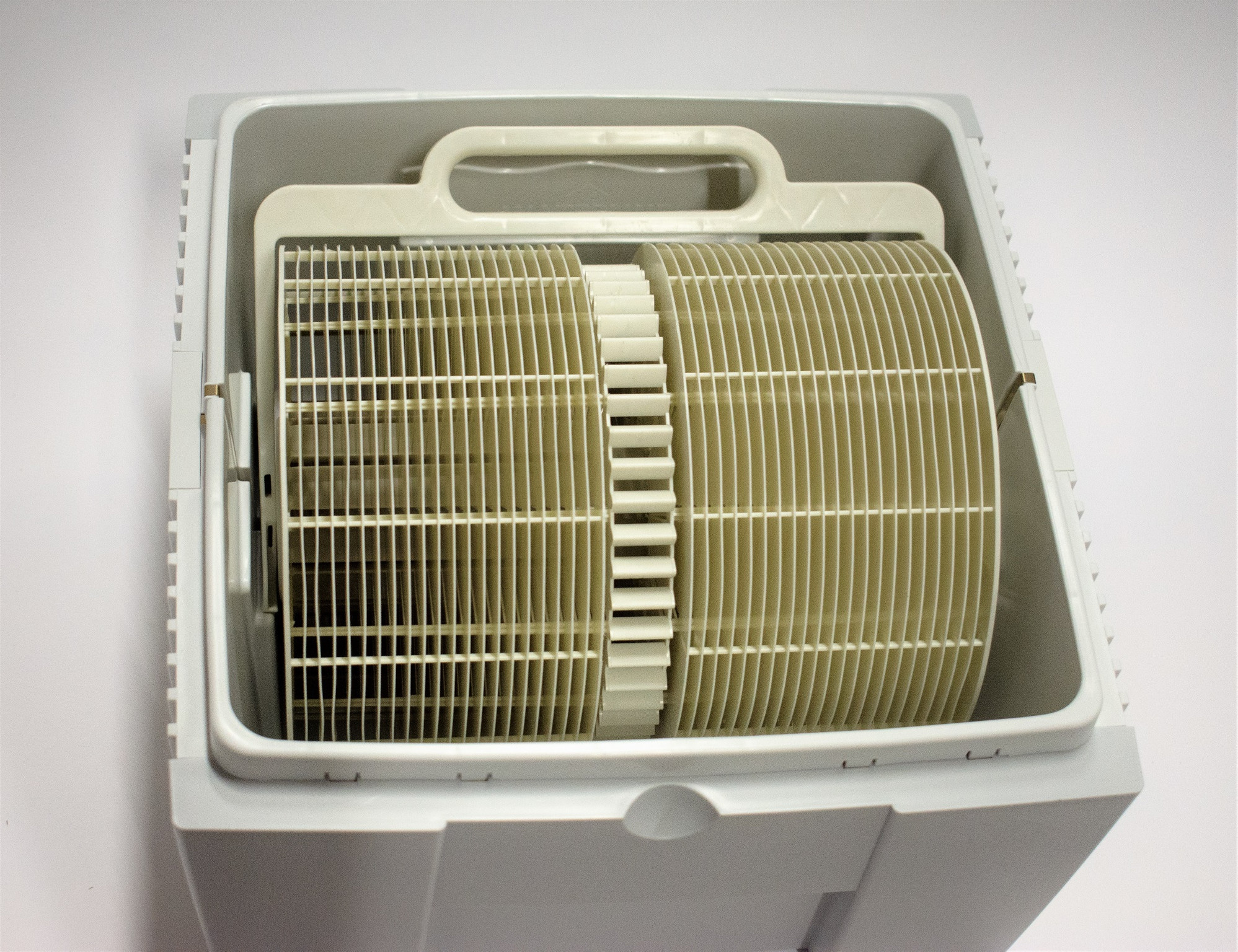 Un umidificatore bianco con dischi rotanti all'interno di un contenitore.