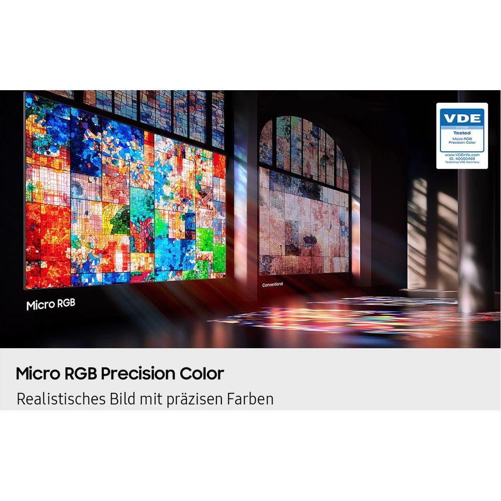 Display mit Micro-RGB Precision Color zeigt ein buntes Glasfenster mit lebhaften Farben und Lichtreflexen auf dem Boden.
