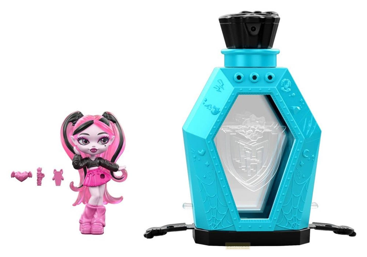Eine pink-schwarze Monster High Puppe und ein hellblaues, sargförmiges Parfümfläschchen auf weißem Hintergrund.