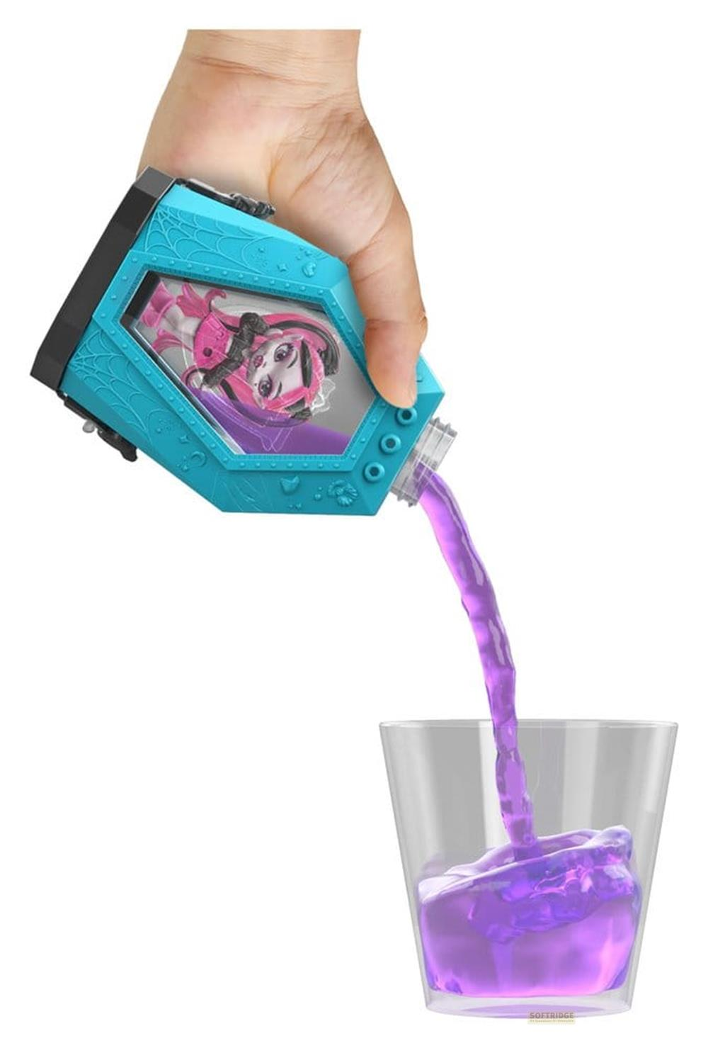 Eine Hand gießt violette Flüssigkeit aus einer blauen, sargförmigen Flasche mit einer Puppe in ein Glas.