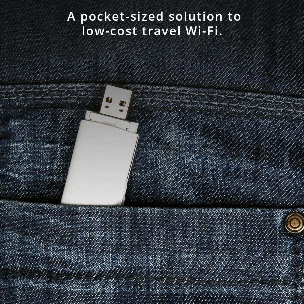 Ein weißer USB-Stick steckt in der Tasche einer blauen Jeans.