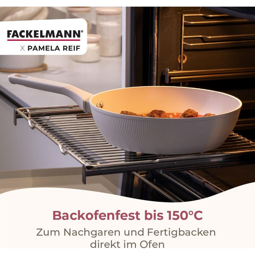 Eine weiße Pfanne mit Lebensmitteln steht auf dem Ofenrost, während sich im Hintergrund der Backofen befindet.