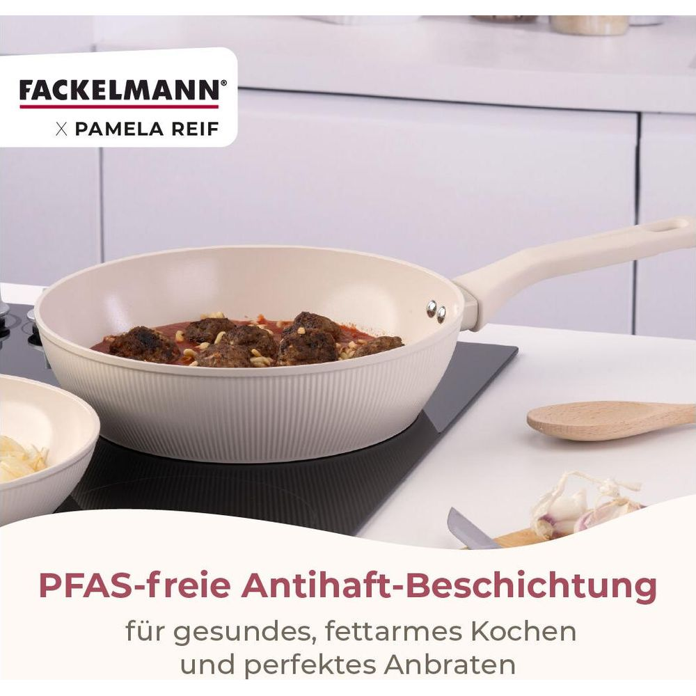 Eine helle Fackelman-Pfanne mit Fleischbällchen in Tomatensoße steht auf einem Herd.