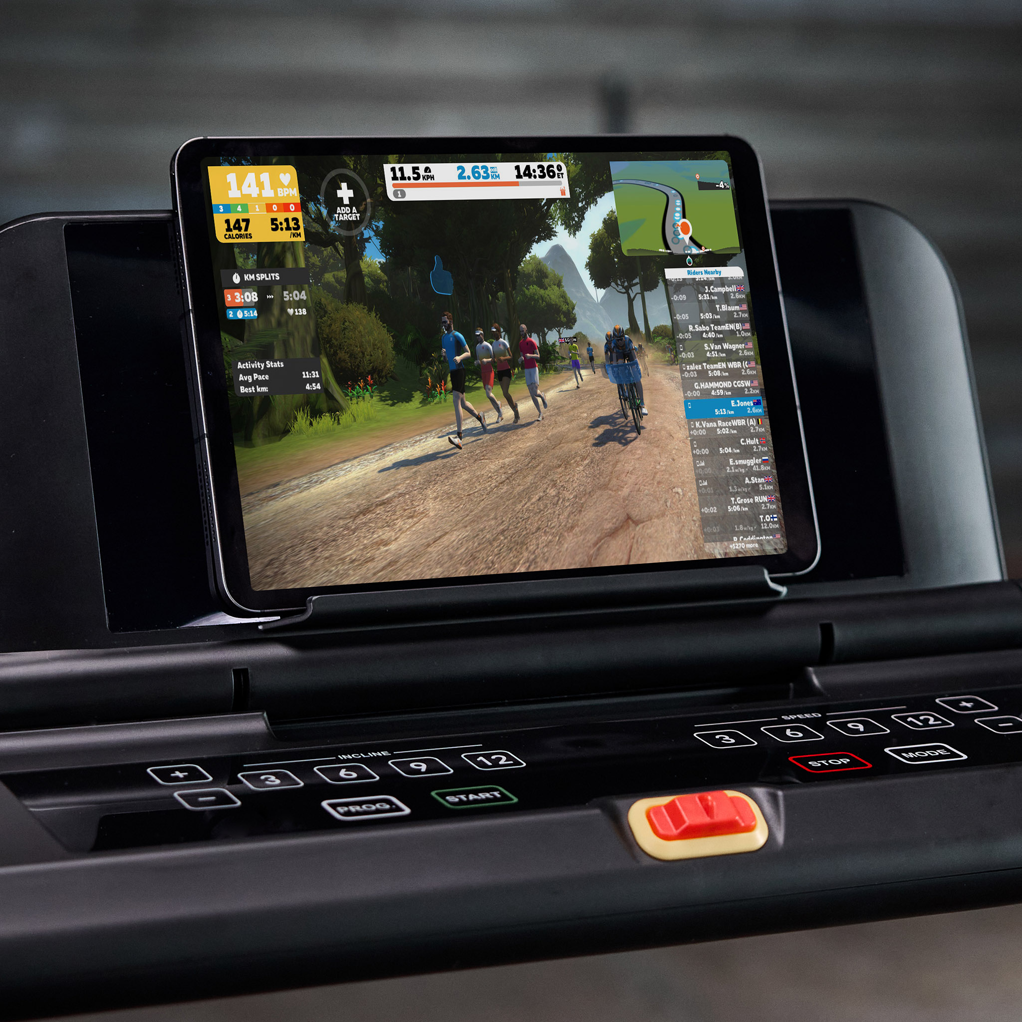 Ein Tablet auf einem Laufband zeigt eine virtuelle Outdoor-Lauf-App mit digitalen Avataren auf einer waldigen Strecke.