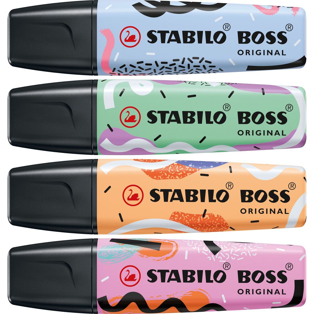 Vier Stabilo Boss Original Textmarker mit Musterdesign in Blau, Grün, Orange und Rosa.
