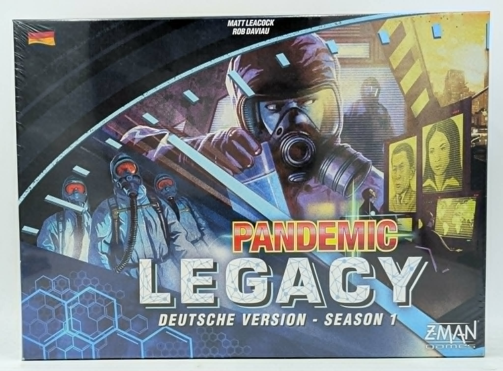 Brettspielschachtel von Pandemic Legacy Season 1 auf Deutsch mit Wissenschaftlern in Schutzanzügen.