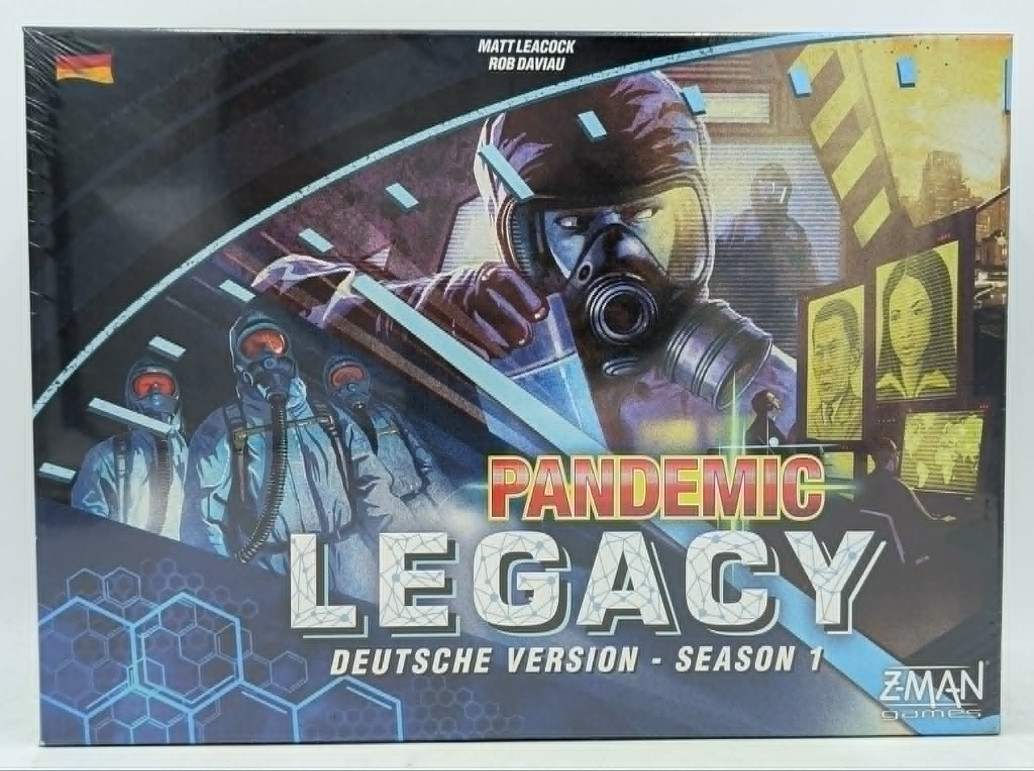 Brettspiel-Box "Pandemic Legacy Season 1" mit Personen in Schutzanzügen und Gasmasken vor Monitorschirmen.