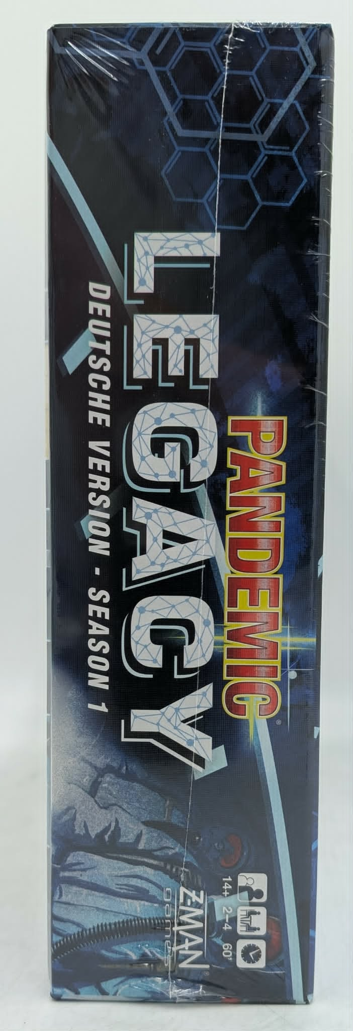 Seitenansicht der Brettspielverpackung Pandemic Legacy Season 1 in deutscher Version.