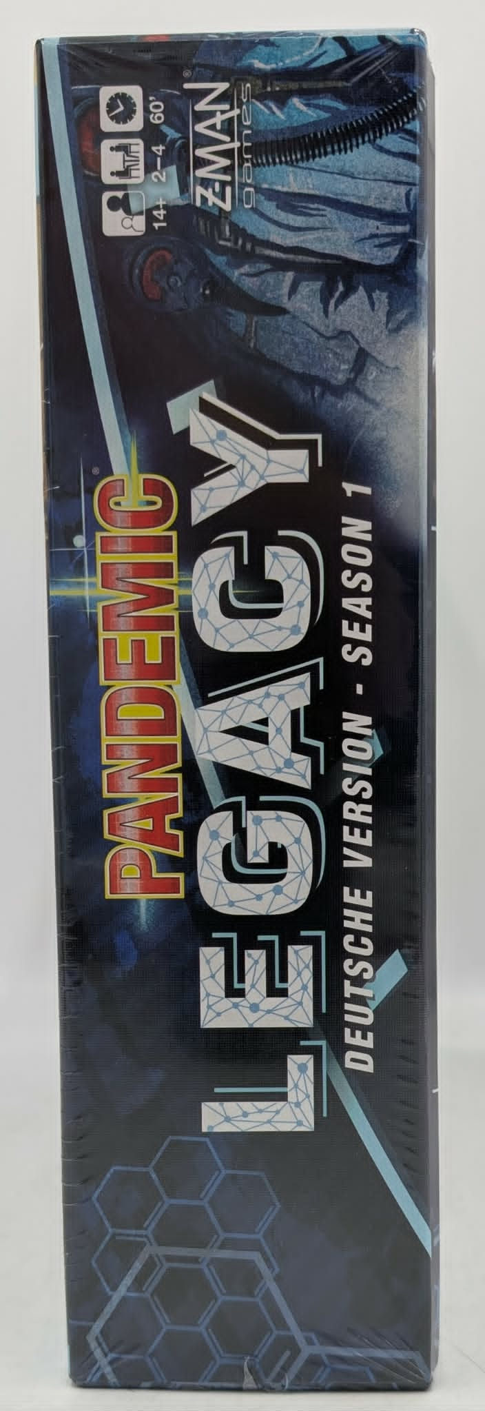 Seitenansicht der Brettspielbox Pandemic Legacy Season 1 mit dem Titel und blauen Mustern.