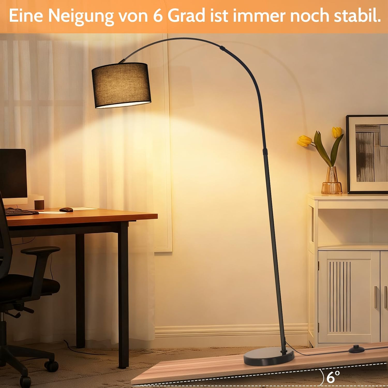 Eine schwarze Bogenlampe leuchtet in einem Raum mit Schreibtisch und Schrank.
