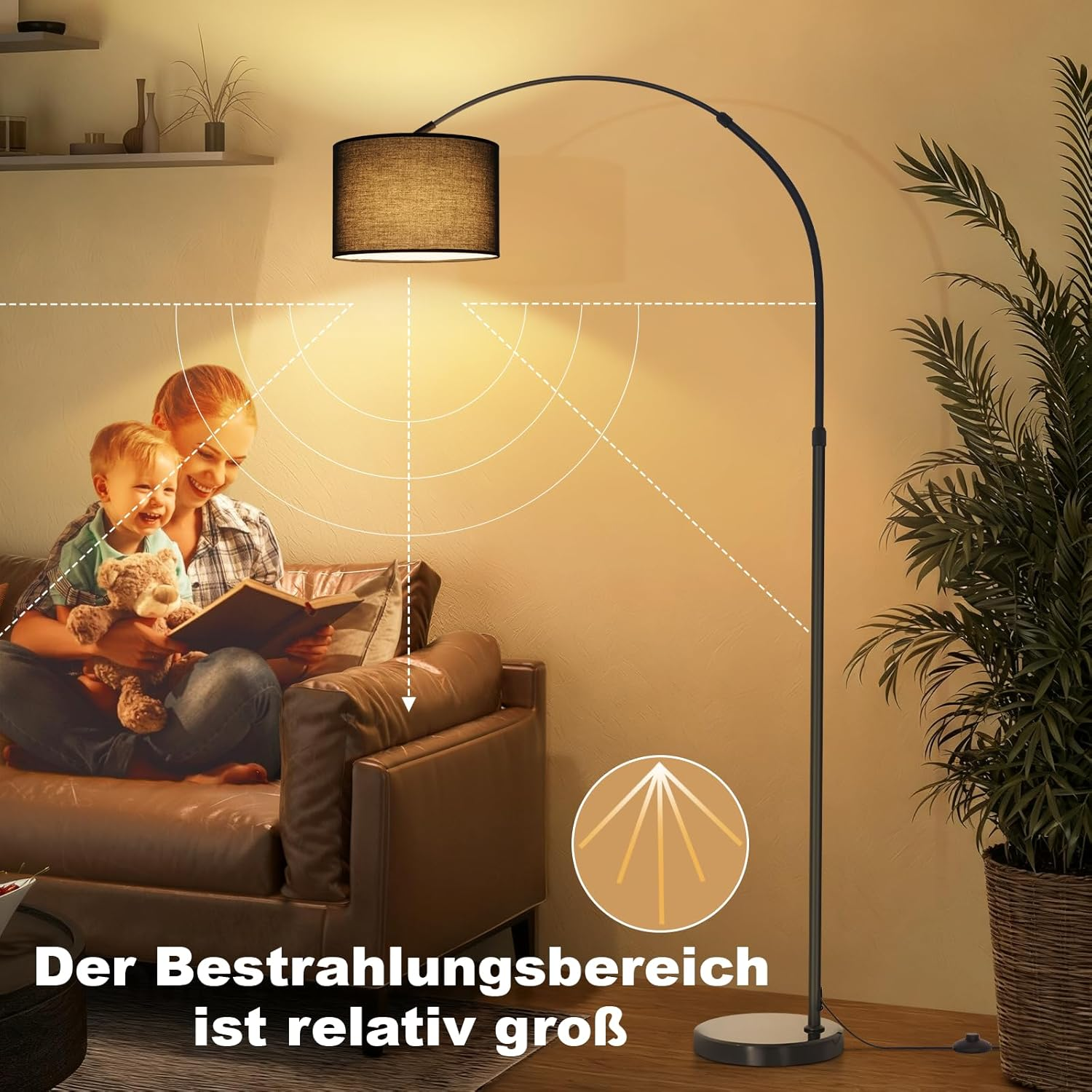 Eine schwarze Bogenlampe beleuchtet ein Wohnzimmer, in dem eine Frau mit Kind und Teddybär auf einem Sofa liest.