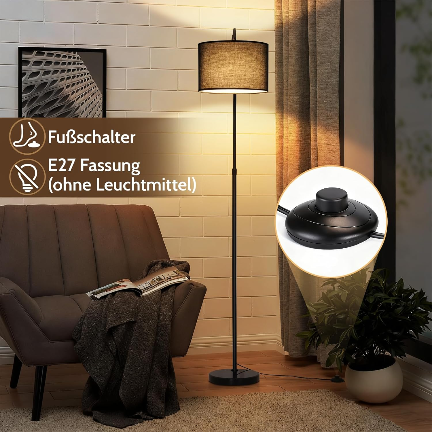 Stehlampe mit schwarzem Schirm, Sessel und Pflanze vor Backsteinwand; Detail des Fußschalters.