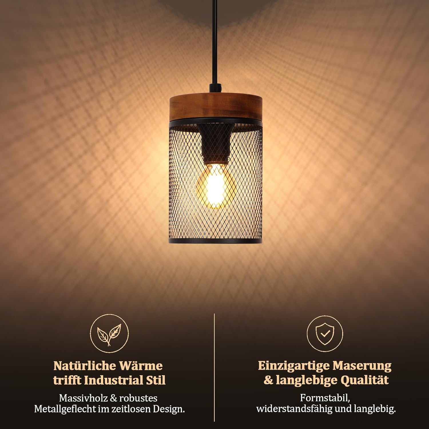 Pendelleuchte mit Holzring und schwarzem Metallgitter wirft gemustertes Licht an die Wand.