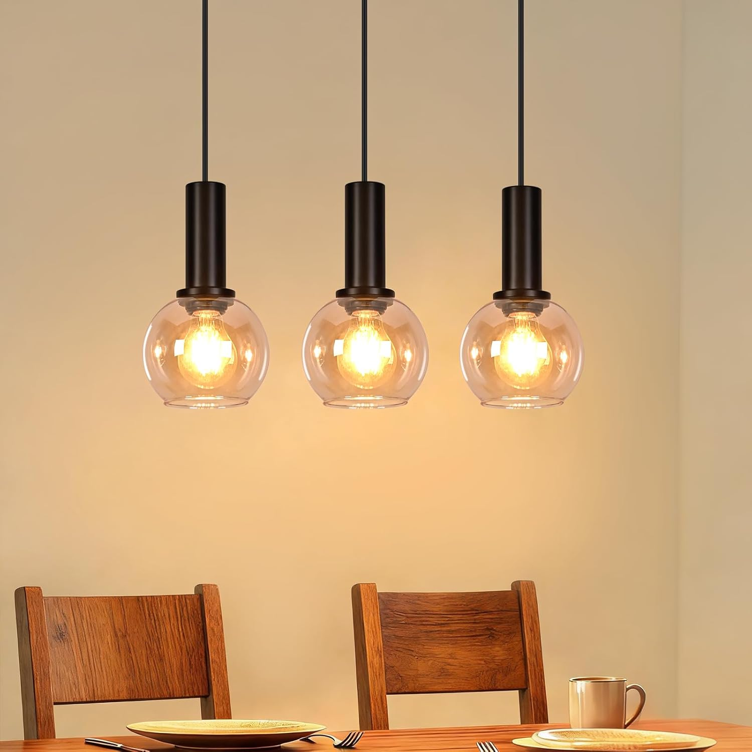 Drei hängende Lampen mit runden Glaskolben über einem Holztisch mit Stühlen.