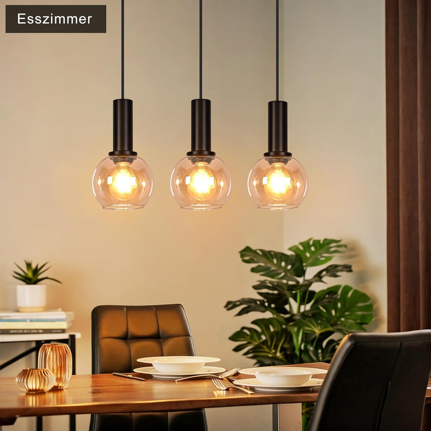 Drei hängende Lampen über einem gedeckten Holztisch mit Stühlen in einem modernen Esszimmer.