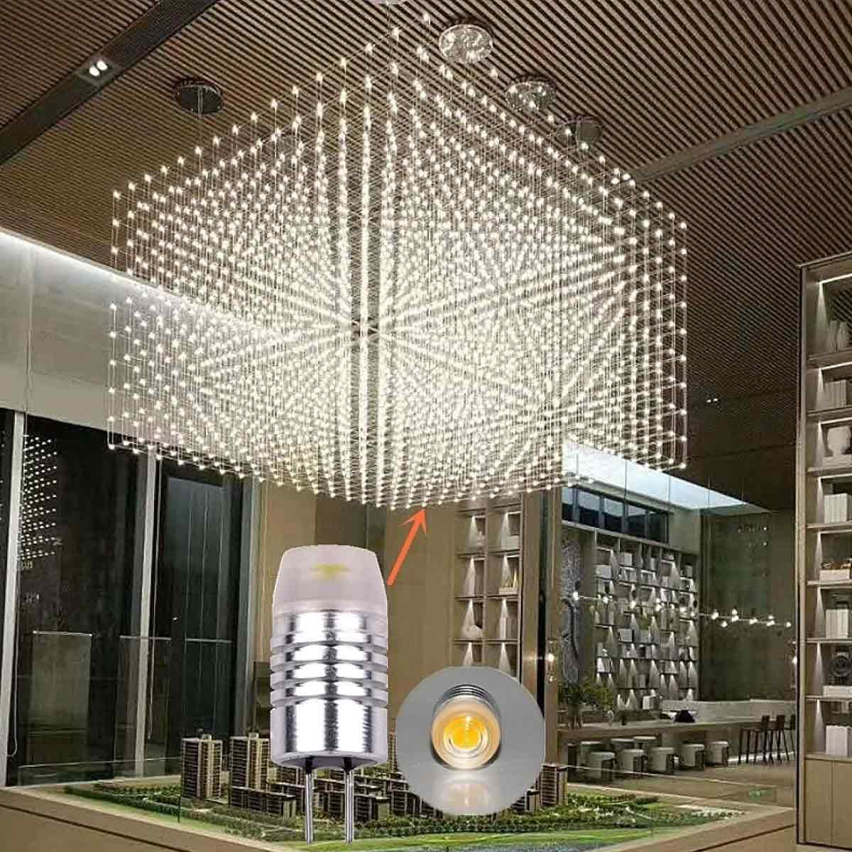 Ein großer, kubusförmiger LED-Kronleuchter hängt in einem modernen Raum; Detailaufnahmen von LED-Leuchtmitteln unten.