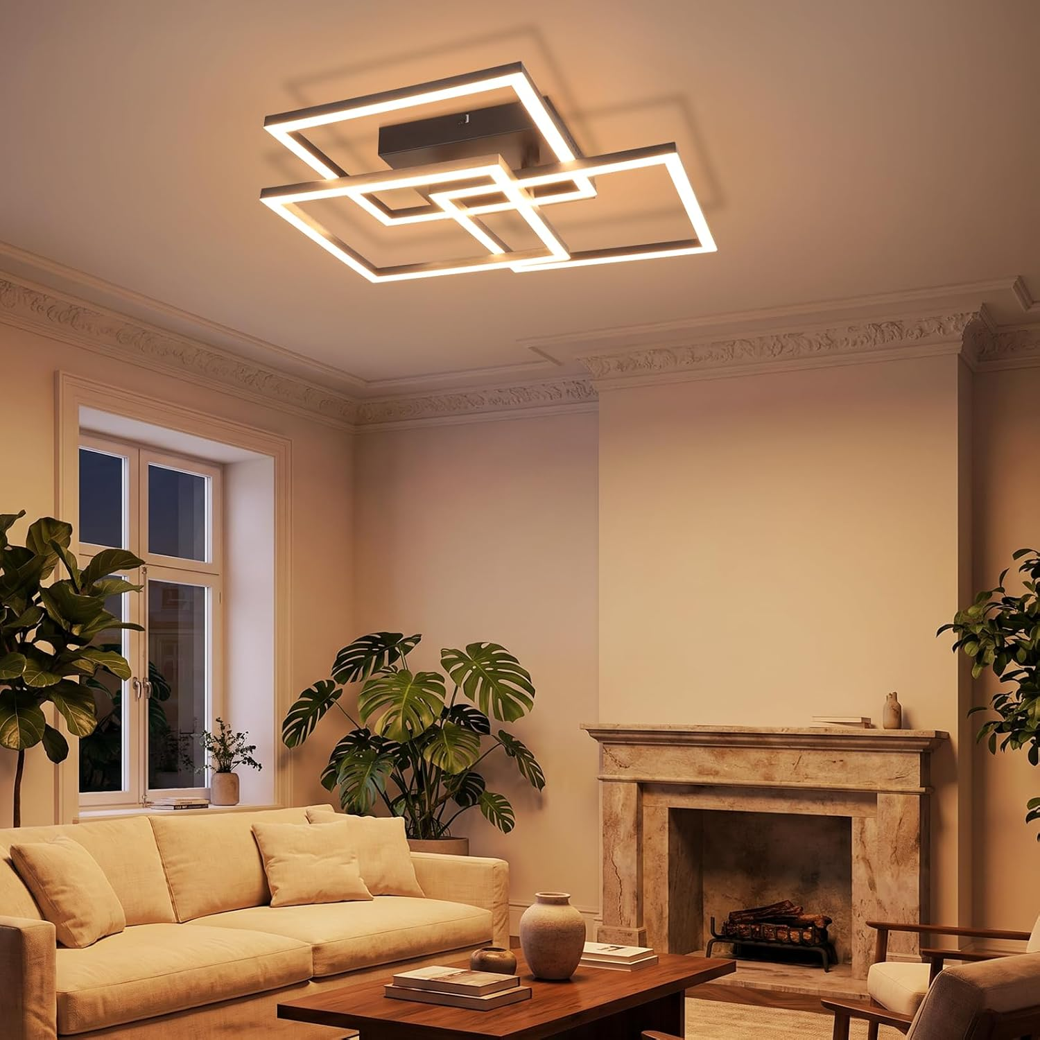 Wohnzimmer mit moderner quadratischer LED-Deckenleuchte, Sofa, Pflanzen und Kamin.