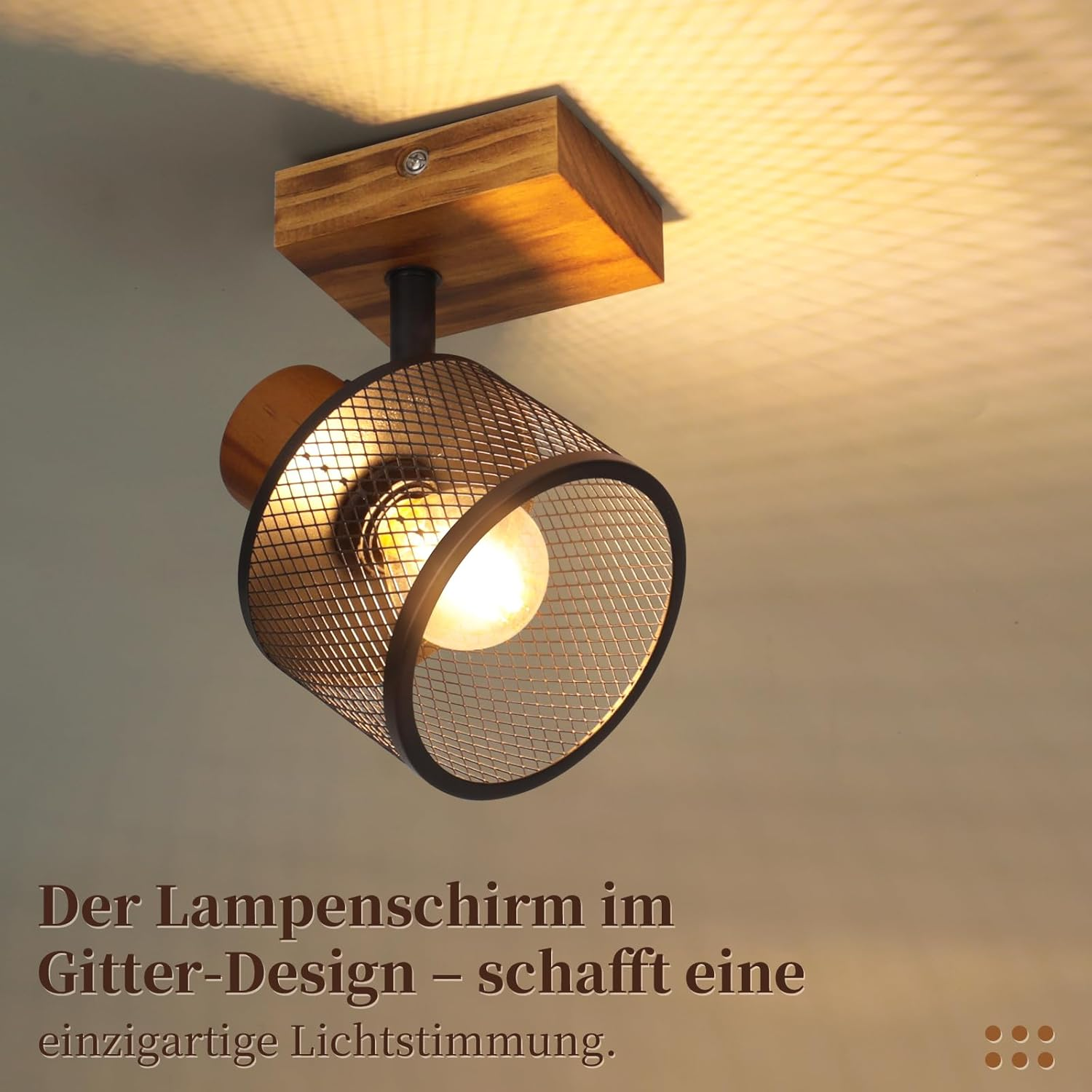 Eine Deckenleuchte mit Holzhalterung und schwarzem Gitterschirm wirft ein warmes Muster an die Decke.