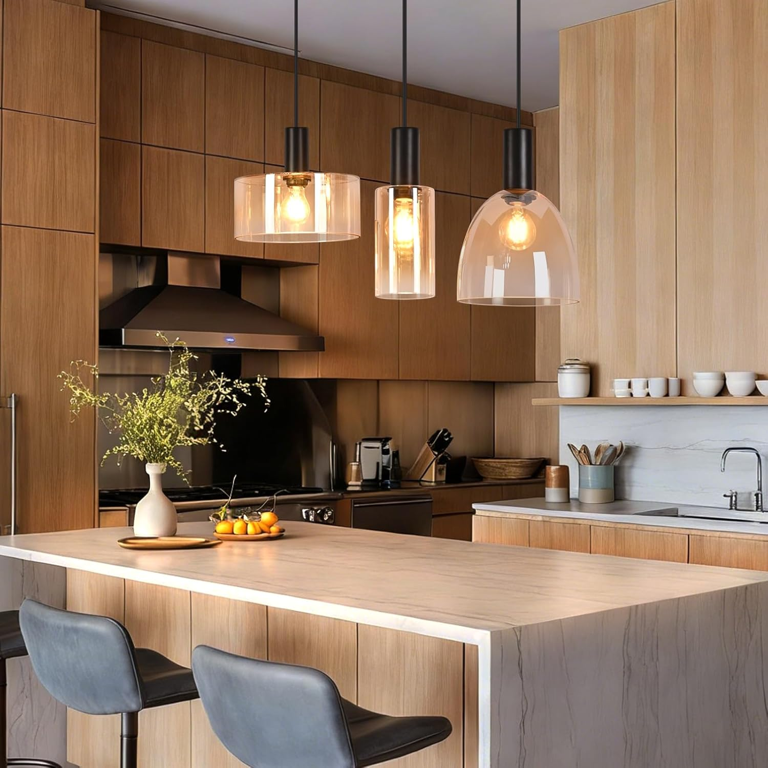 Moderne Küche mit Holzschränken, einer Kochinsel mit Stühlen und drei hängenden Glaslampen.