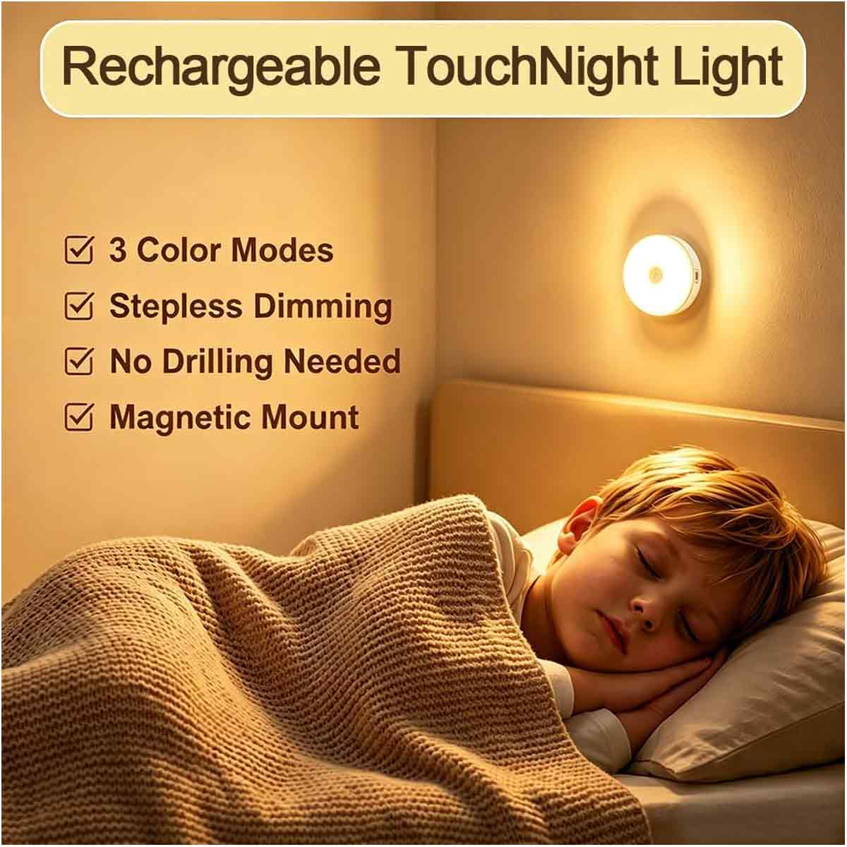Ein Kind schläft friedlich im Bett unter einer warm leuchtenden Wandleuchte mit Produkttext.