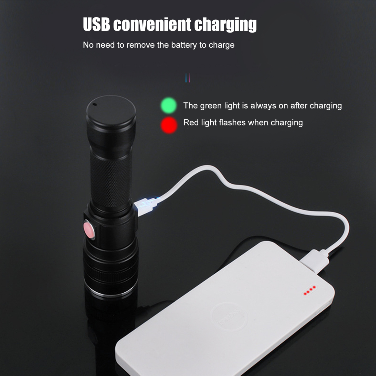 Schwarze Taschenlampe lädt über USB-Kabel an einer Powerbank.