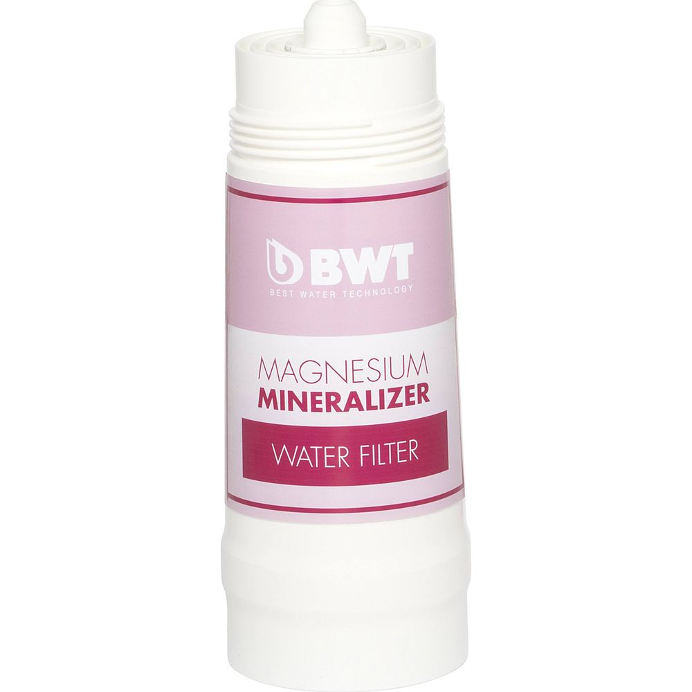 Una cartuccia filtro acqua BWT bianca con etichetta rosa su sfondo bianco.