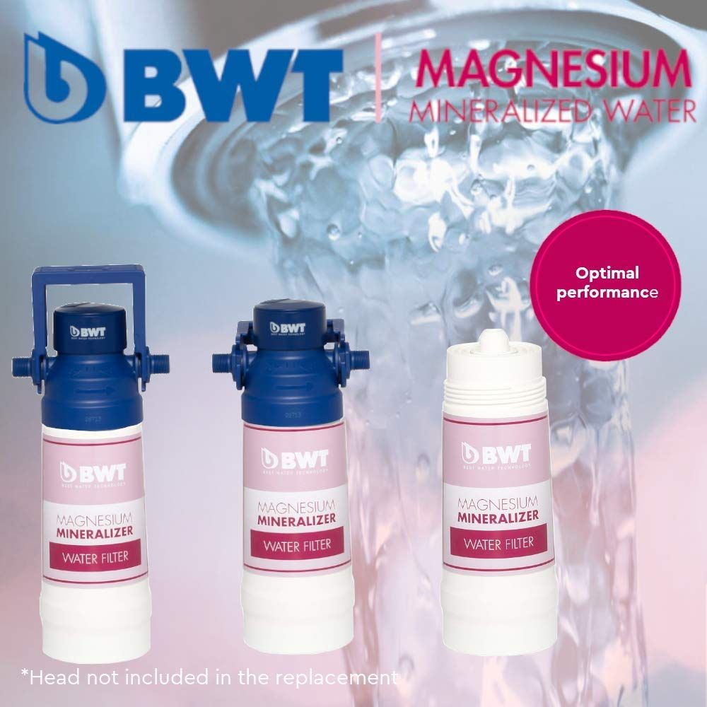Tre filtri per acqua BWT mineralizzatori di magnesio su sfondo ghiacciato sfocato.