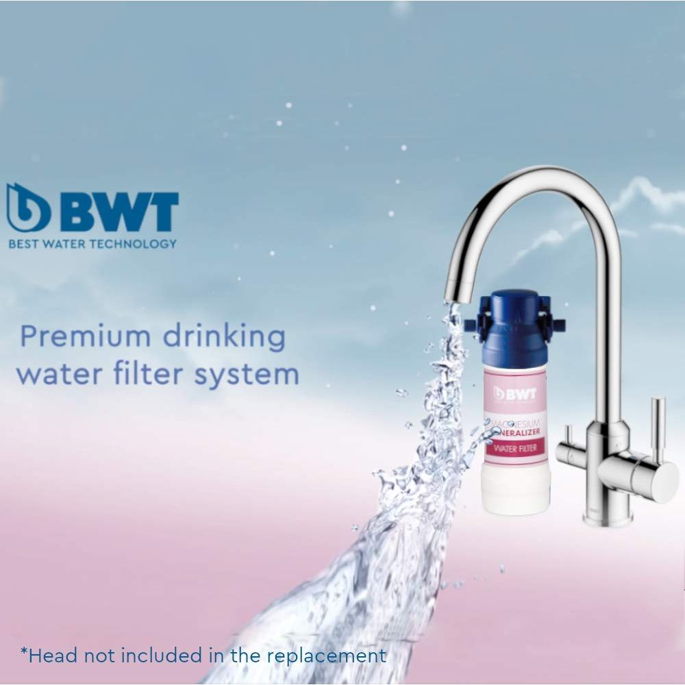 Sistema di filtro acqua BWT con rubinetto cromato, acqua corrente e logo su sfondo blu.