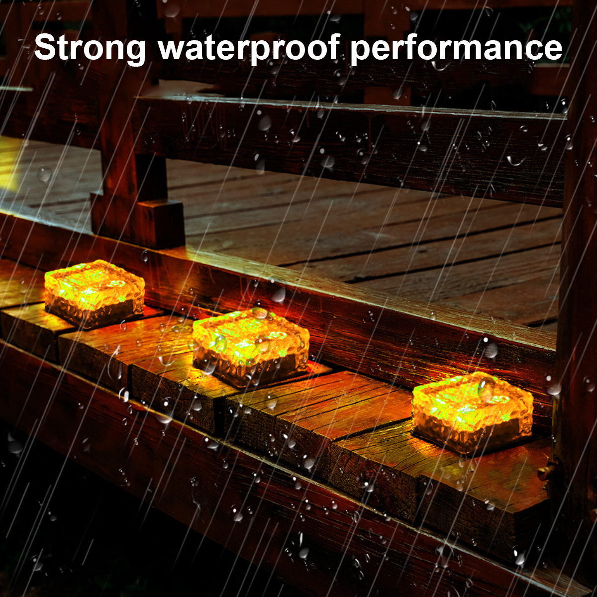 Drei quadratische, gelb leuchtende Solar-Wegeleuchten auf Holzstufen im Regen, Text 'Strong waterproof performance'.
