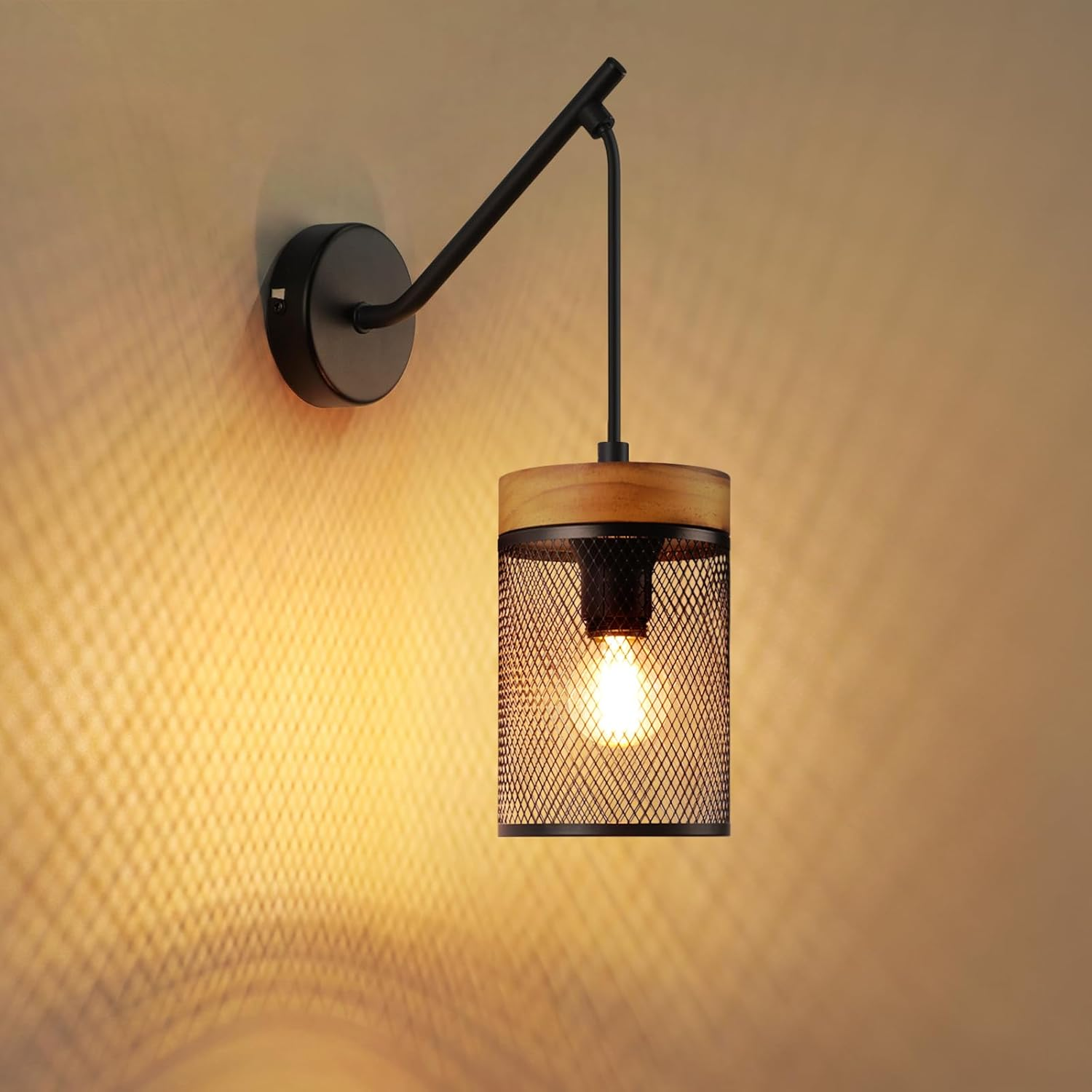 Eine schwarze Wandleuchte mit Holzring und Gitter-Lampenschirm wirft warmes Licht.