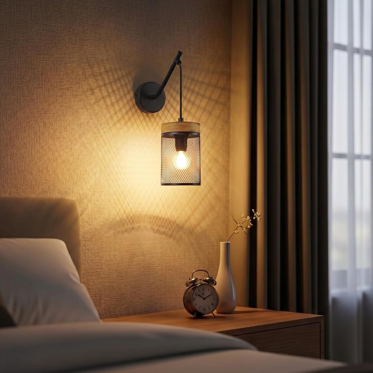 Eine beleuchtete Gitter-Wandlampe über einem Nachttisch mit Wecker und Vase, die gemusterte Schatten wirft.
