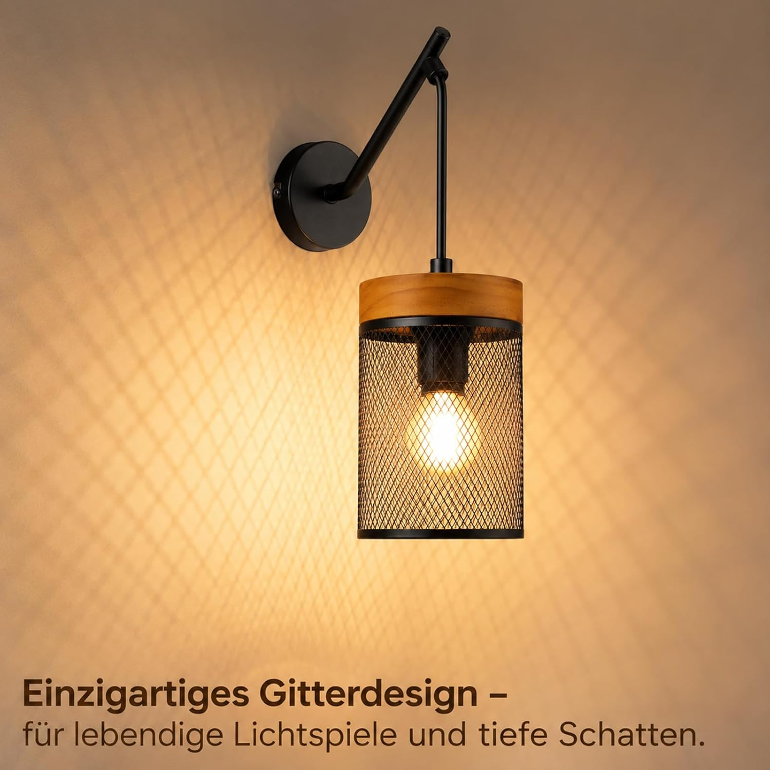Eine schwarze Wandlampe mit Holzdetail wirft ein Gittermuster an die beige Wand.
