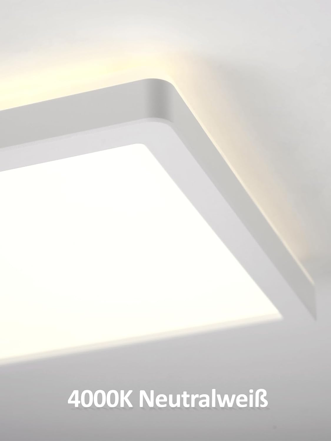 Eine weiße, quadratische Deckenleuchte strahlt helles, neutralweißes Licht aus.