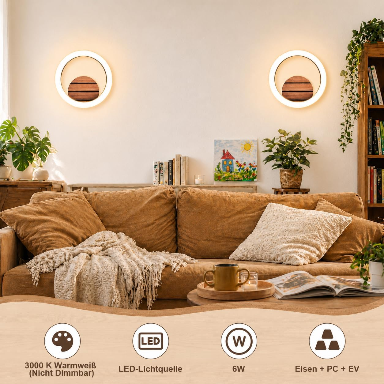 Wohnzimmer mit braunem Sofa, runden Holzwandlampen und Regalen mit Büchern.