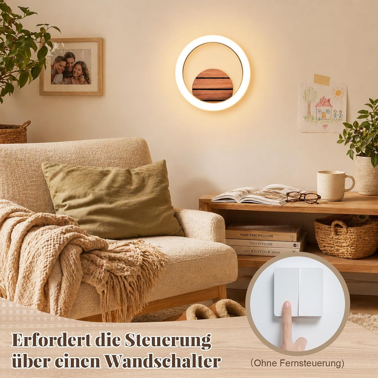 Gemütliches Wohnzimmer mit Sessel, runder Wandleuchte aus Holz und Wandhalter-Steuerung unten rechts.